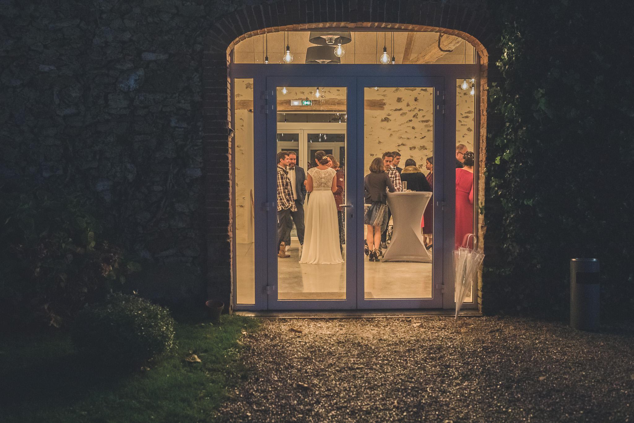 Photographe de mariage sous la pluie