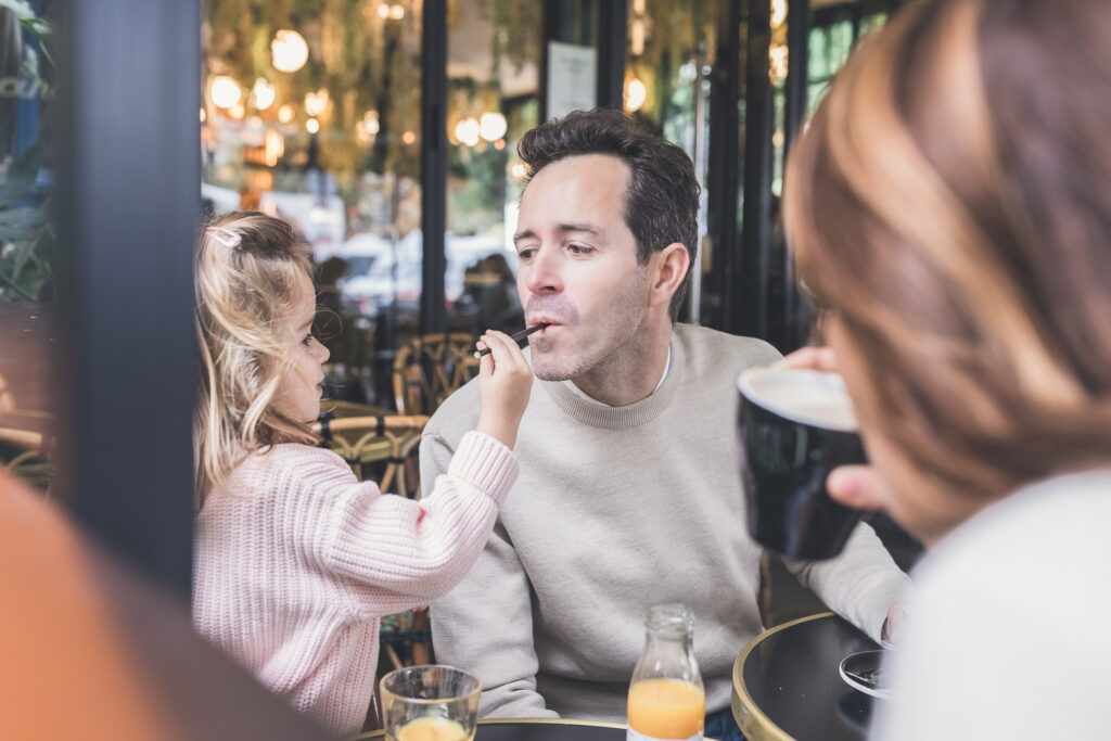 photographie de famille lifestyle à domicile et en extérieur sur Paris 75 - kathia koy photographie